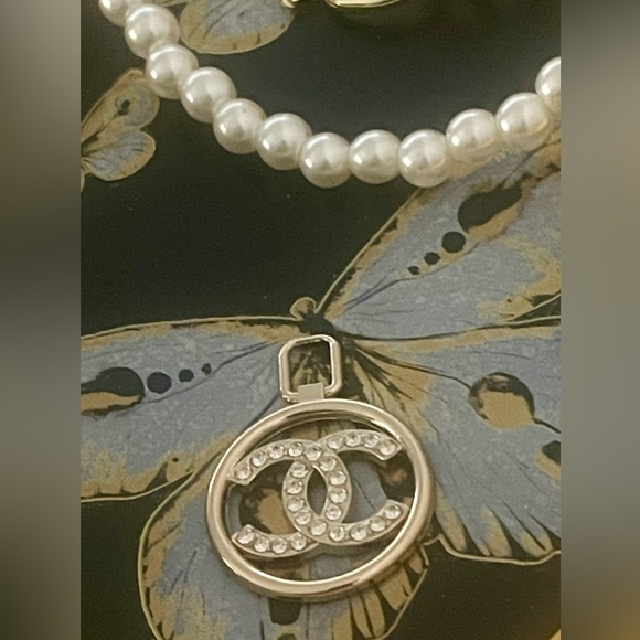 Chanel Medallion - Picture 2 of 4